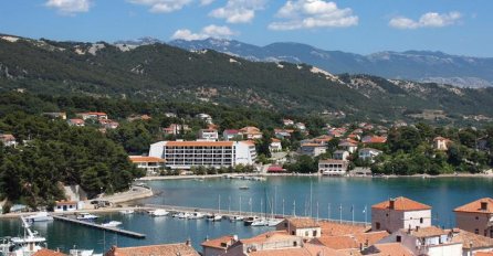 DRAMA U HRVATSKOJ, TURISTI EVAKUISANI: Vanredno stanje, POLICIJA OPKOLILA PODRUČJE, evo šta se događa!