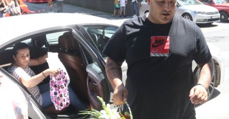 DARKO LAZIĆ STIGAO U PORODILIŠTE U DRUŠTVU PUNICE: Brzo je izašao sa PAPIROM U RUCI, A ONDA UZVIKNUO SAMO DVIJE RIJEČI! (FOTO)