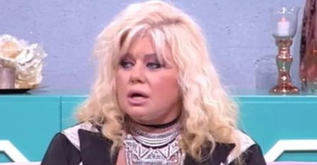 POLA JE NEMA, ZORANA PAVIĆ DRASTIČNO SMRŠALA, SNIMLJENA U FARMERKAMA, VIRI JOJ STOMAK: Nikad ovako zgodna nije bila (FOTO)
