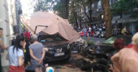 HOROR U SRBIJI, AUTOMOBIL ULETIO U BAŠTU KAFIĆA U CENTRU BEOGRADA: Pogledajte stravične scene (FOTO)