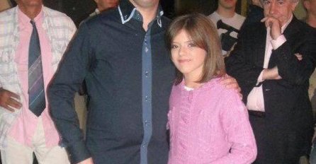 SAŠU MATIĆA STE ODMAH PREPOZNALI, ALI NEMA ŠANSE DA PREPOZNATE KO JE PJEVAČICA PORED: Danas žali i pali GRANDOM, a tek kako je zgodna! (FOTO)