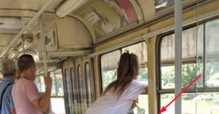 SLIKA DJEVOJKE IZ ZAGREBAČKOG TRAMVAJA OBILAZI REGION: Gore majica, a dole ništa, MUŠKARCIMA NIJE BILO DOBRO (FOTO)