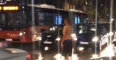 SKINUO SE DO POJASA I REGULISAO SAOBRAĆAJ, POLICIJE NI NA VIDIKU: O ovom dečku danas svi pričaju (VIDEO) 