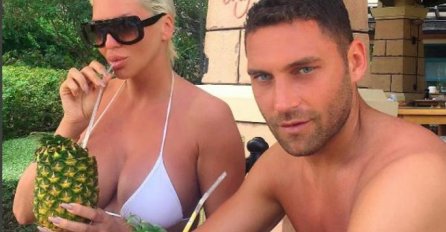 JELENA KARLEUŠA NAKON DUŽEG VREMENA OBJAVILA SLIKU DUŠKA TOŠIĆA NA SVOM PROFILU: Zagrlio ju je, a kad vidite ko je pored njega, SUZE ĆE VAM KRENUTI!