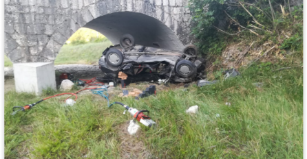 Vatrogasci na licu mjesta : Spašavaju preživjele u vozilu koje je sletilo sa mosta u provaliju
