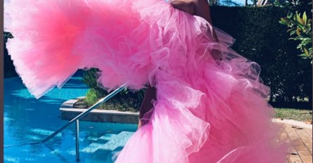 Jelena na Instagramu objavila sliku OVOG MUŠKARCA I NAPISALA DA JE PRELIJEP, on joj odgovorio sa "VOLIM TE", s njom je u Antaliji, a tek kad vidite KO JE ON!