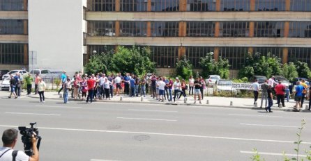 Radnici Aluminija stigli pred zgradu Vlade FBiH, evo šta kažu o pregovorima sa Arapima