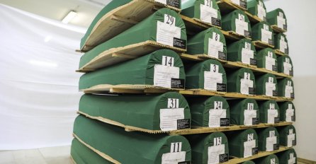 Tabuti sa posmrtnim ostacima srebreničkih žrtava spremni za dženazu