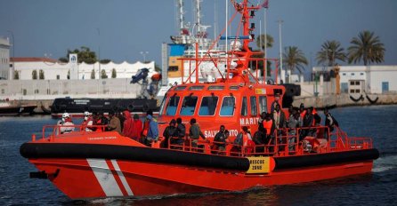 Brod s više od 70 migranata prevrnuo se kod obale Tunisa