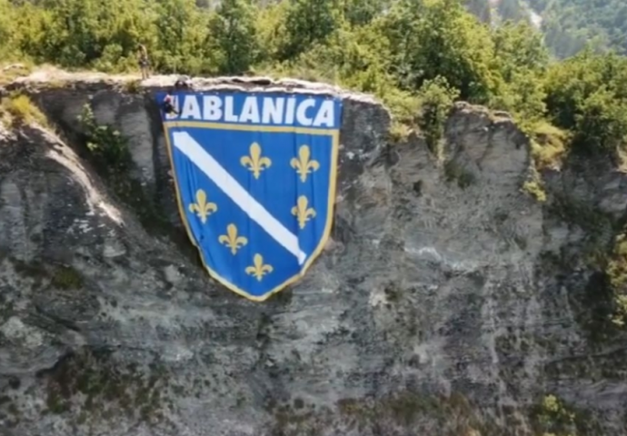 Velika zastava sa ljiljanima postavljena iznad Jablanice