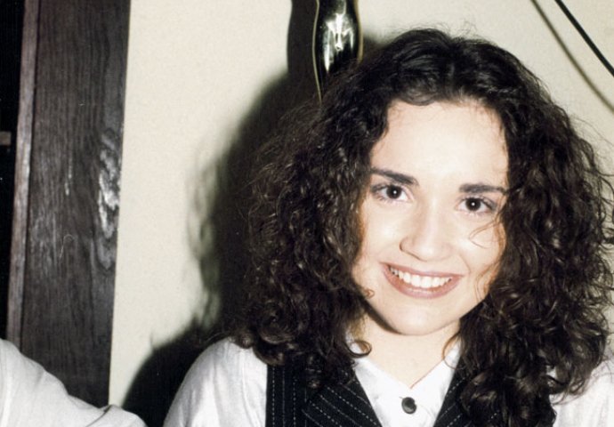 NEKADA JE IZGLEDALA OVAKO, A DANAS JE JEDNA OD NAJOMRAŽENIJIH PJEVAČICA NA SRPSKOJ ESTRADI: Znate li ko je na fotografiji? 