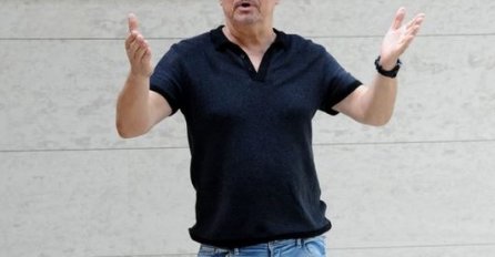 OČI VAS NE VARAJU, KEBA JE STVARNO OVO OBUO, NA NOGAMA ZLATNE SANDALE OD 650 EURA: Kakav je ovo UŽAS?