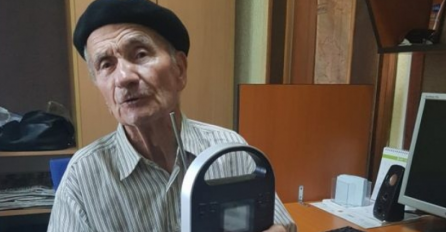 DEDO MUHAMED U 92. GODINI KREĆE NA MARŠ MIRA, KROZ SUZE JE PROZBORIO: "Imam noge takve da mogu opet da idem u Srebrenicu pješke, ali sad ne vidim na oči i treba mi vodič..."