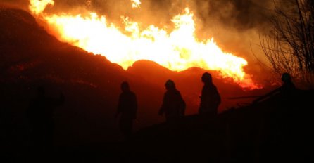 ALARMANTNO STANJE, VRŠI SE HITNA EVAKUACIJA POZNATOG LJETOVALIŠTA: Vatrogasci ne mogu da se izbore sa PODMETNUTIM POŽAROM (FOTO/VIDEO)