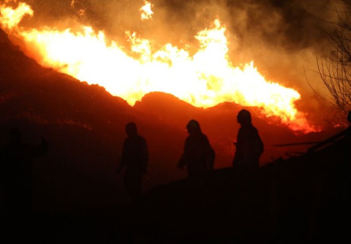ALARMANTNO STANJE, VRŠI SE HITNA EVAKUACIJA POZNATOG LJETOVALIŠTA: Vatrogasci ne mogu da se izbore sa PODMETNUTIM POŽAROM (FOTO/VIDEO)
