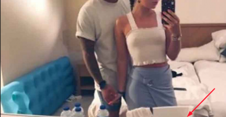 JAVILI SE SA LJETOVANJA: Poslali roditeljima fotografiju iz sobe, oca pojeo blam od onog što je ugledao! Zete, šta je to? (FOTO)