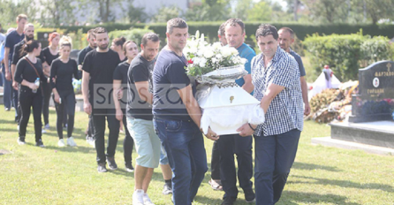 'BOL SEŽE DO NEBA': U BIJELOM SANDUKU SAHRANJEN MLADIĆ KOJI JE POGINUO U NESREĆI