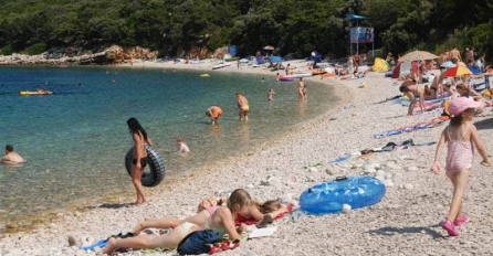 "U augustu sam poslao djevojku na more"