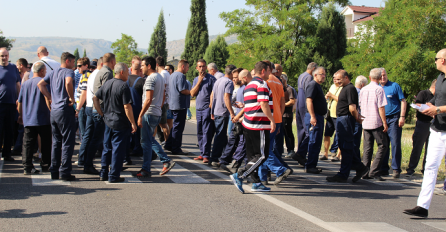 STOTOINE RADNIKA IZAŠLO NA GLAVNU CESTU: Radnici Aluminija BLOKIRALI MAGISTRALNI PUT M17