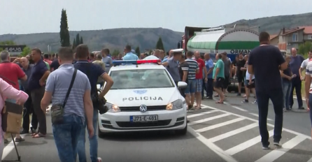 OPŠTI KOLAPS, RADNICI ALUMINIJA BLOKIRALI GLAVU CESTU: Niko ne može proći, PUŠTAJU SAMO VOZILA SA DJECOM I BOLESNIMA, NE IDITE OVIM PUTEM!