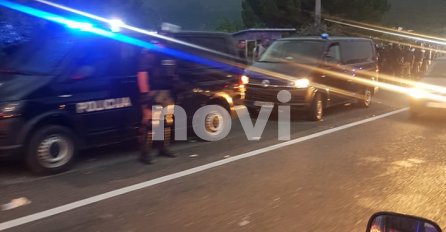 NOVI.BA NA LICU MJESTA, POLICIJA INTERVENISALA NA M17: Upotrebom sile deblokirali cestu, saobraćaj normalizovan (FOTO)