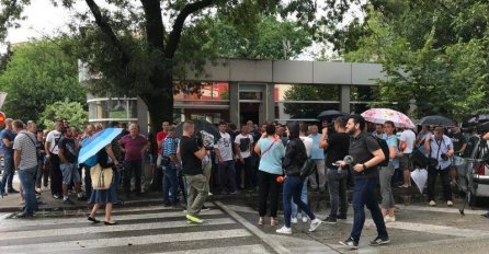 Radnici Aluminija pred zgradom HDZ-a (FOTO)