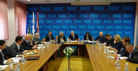 Nakon što su radnici Aluminija stigli ispred centrale, oglasili se iz HDZ-a