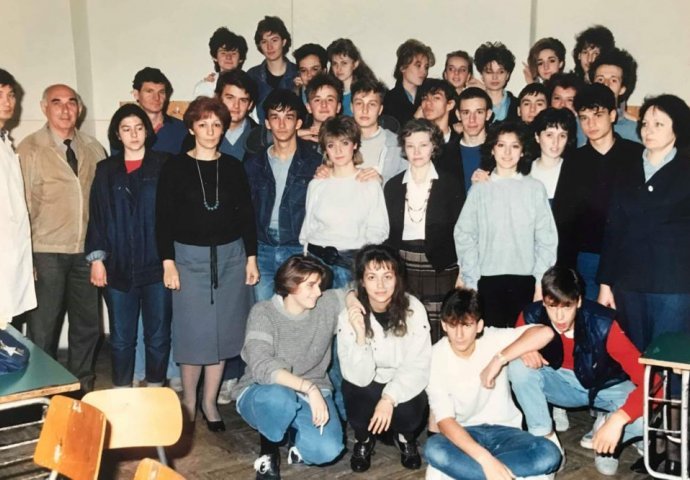 MOŽETE LI PRONAĆI NA OVOJ SLICI PREDSJEDNIKA SRBIJE: Pronašli su Vučićeve slike iz 1985. godine, da li ga prepoznajete? 