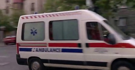 STRAVIČAN UDES, AUTOBUS SMRSKAO AUTO U KOJEM JE BILO DIJETE: Saobraćaj prekinut, hitna služba na licu mjesta!