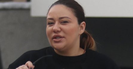 SMRŠALA ANA NIKOLIĆ, POLA JE NEMA: Pojavila se na slavlju, a svi su gledali u ono ŠTO JE OBUKLA! (FOTO)