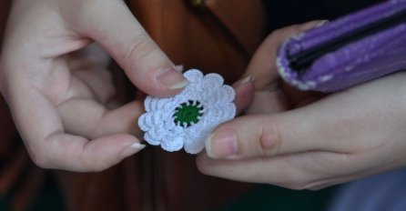 OBILJEŽJE GENOCIDA U SREBRENICI: Kako je nastao i kako se nosi "Cvijet sjećanja"