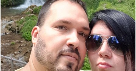 SLIKALI SU SE ISPOD VODOPADA, ALI OVAJ DETALJ IZA NJIHOVIH LEĐA NISU PRIMIJETILI: Slika kruži internetom i SVI IM SE SMIJU