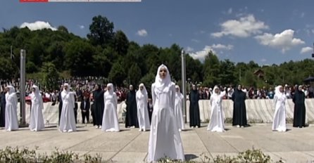 BOSNO MAJKO, SREBRENICE SESTRO, NEĆU BITI SAM: “Srebrenički inferno” u Potočarima, srce se stegne, a suze krenu niz lice (VIDEO)