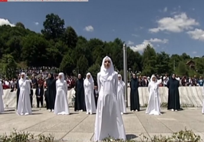BOSNO MAJKO, SREBRENICE SESTRO, NEĆU BITI SAM: “Srebrenički inferno” u Potočarima, srce se stegne, a suze krenu niz lice (VIDEO)