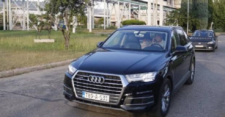 Kako je KUKAVICA DRAGAN ČOVIĆ pobjegao pred radnicima Aluminijuma i novinarima ?!