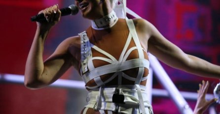 JELENA KARLEUŠA : "Postoji samo jedan BOG!"- a onda je pokazala KAKO ON IZGLEDA i dobila kritike žešće nego ikada. HAOS!