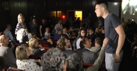 Incident na početku performansa posvećenog žrtvama genocida