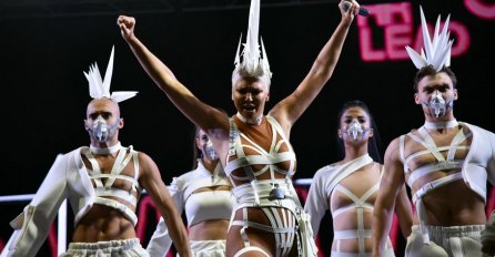 PUBLIKA NIJE VJEROVALA ŠTA VIDI: Karleuša usred nastupa OŽIVLJAVALA SAMU SEBE NA OPERACIONOM STOLU, nikome nije bilo jasno šta se događa (FOTO)