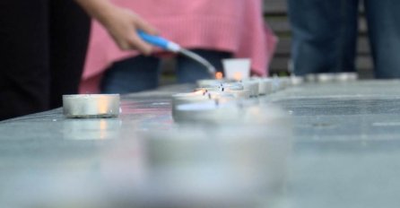 Paljene svijeće ispred Predsjedništva Srbije u znak sjećanja na genocid