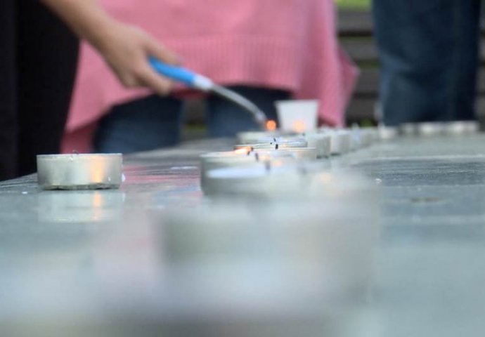 Paljene svijeće ispred Predsjedništva Srbije u znak sjećanja na genocid