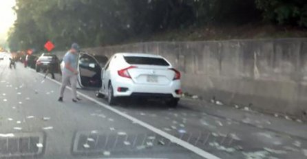 KAKVA SCENA NA AUTOPUTU: Svi se zaustavili, izašli iz kola i POČELI SKUPLJATI PARE KOJE LEBDE (VIDEO)