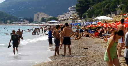 "Herceg Novi 2016. drugari i ja blejimo na plaži, a pored nas bračni par.."