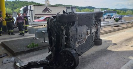 IMA POVRIJEĐENIH, VATROGASCI IZ SMRSKANOG AUTOMOBILA IZVLAČILI DJECU: Objavljen snimak stravičnog udesa na naplatnoj kućici (VIDEO)