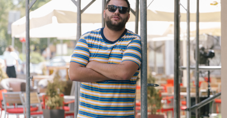 Ovaj reper važi za jednog od najneurednijih pjevača na estradi: A ovdje se pojavio sav dotjeran i uglađen!  Djevojke poludjele! Zar je moguće da je Coby OVAKO ZGODAN i mršav?!