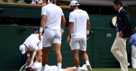 JEZIVA SCENA U FINALU WIMBLEDONA, SRUŠIO SE KAO POKOŠEN, MEČ PREKINUT: Svi sa tribina posmatrali u NEVJERICI (VIDEO)