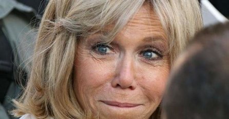 LJUDI NE MOGU DOĆI SEBI, OVAJ PRIZOR SE RIJETKO VIĐA: Prva dama Francuske se SKINULA U KUPAĆI KOSTIM, svi joj gledali u noge (FOTO)