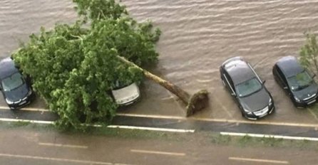 SNAŽNO NEVRIJEME POHARALO GLAVNI GRAD, VJETAR ČUPAO SEMAFORE I KROVOVE KUĆA, SAOBRAĆAJ BLOKIRAN: Stigle prve informacije!