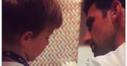 Najemotivniji trenutak Vimbldona! Novak srušio diva Federera, a onda pao na koljena pred njim! Đoković podigao pehar, pa požurio da poljubi sina Stefana! (VIDEO)