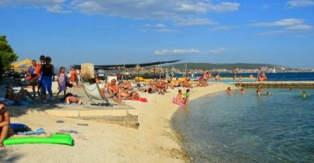 ŠOK NA HRVATSKOJ OBALI: Usred sezone OVO URADILI NA PLAŽI, turisti i građani u čudu, SVE SLIKALI MOBITELIMA!