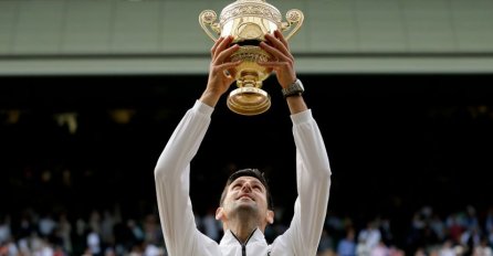 NIKAD NEĆE ZABORAVITI SVOJU DRUGU MAJKU: Zbog ove žene Nole gleda u nebo kad podiže pehar Wimbledona! (FOTO, VIDEO)